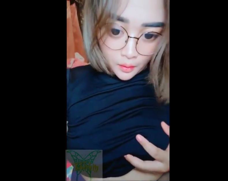 Gadis Cantik Rambut Pirang Keasikan Mainin Apem Mikin Nya