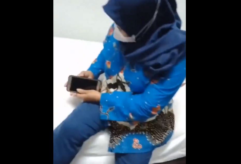 Jilatan Si Abang Bikin Tante Ketagihan