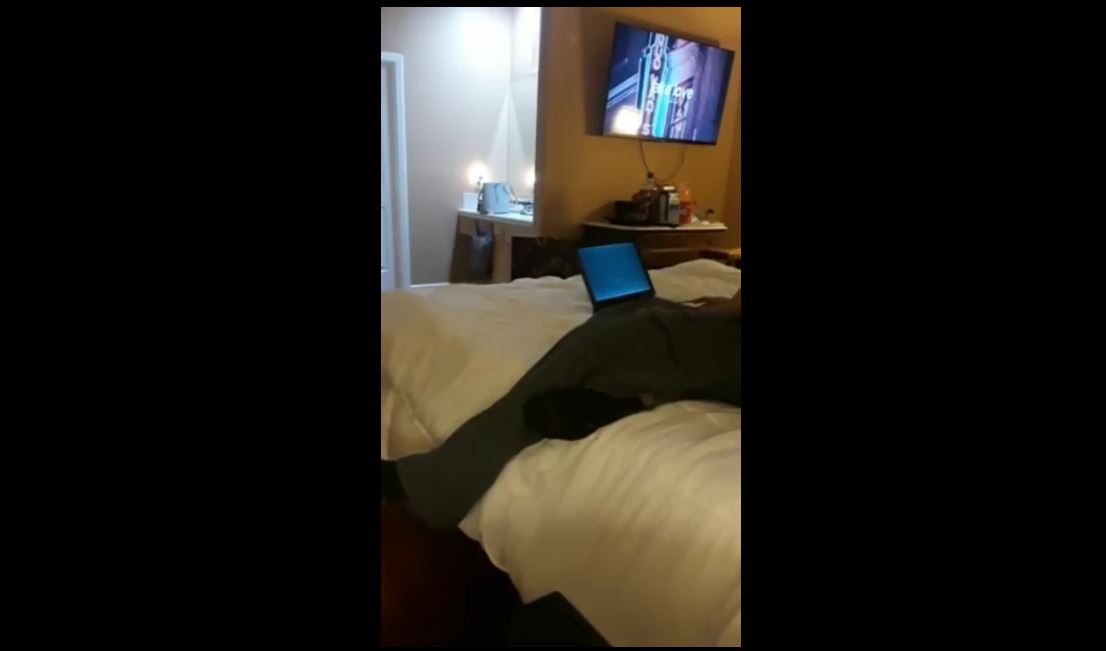 Lagi Ngerjain Tugas Di Hotel Sekalian Buka Aplikasi Hijau Dapet Nya Gadis Kebaya Merah