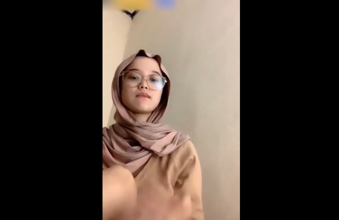 Gadis Jilbab Kebelet Wikwik