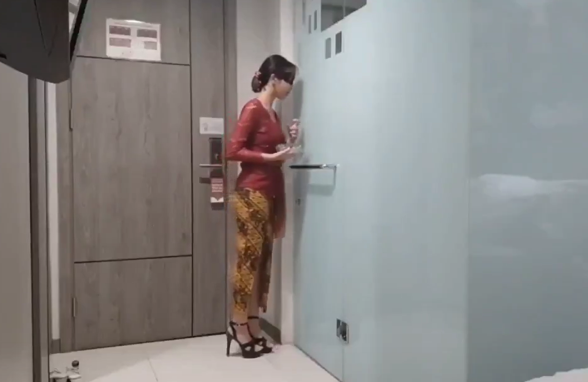 Kebaya Merah Bikin Asik Abang Rudal Gede