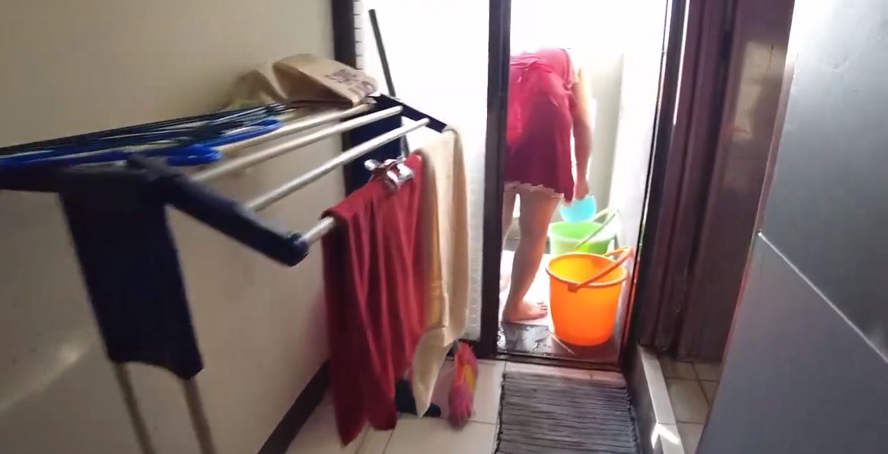 Pria Ini Ga Tahan Liat Body Tante Yang Mulus Lagi Nyuci Baju