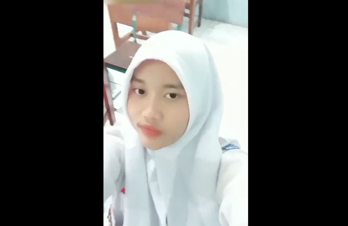 Siswi SMK Asik Mainin Apem Nya Di Kamar Hampir Ketaun ibu Nya